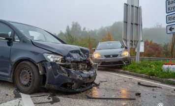 Drei Verletzte bei Nebel-Unfall in Ried im Traunkreis