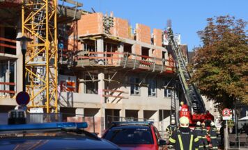 Feuerwehr rettet Arbeiter mit Gesundheitsproblemen von Baustelle in Wels