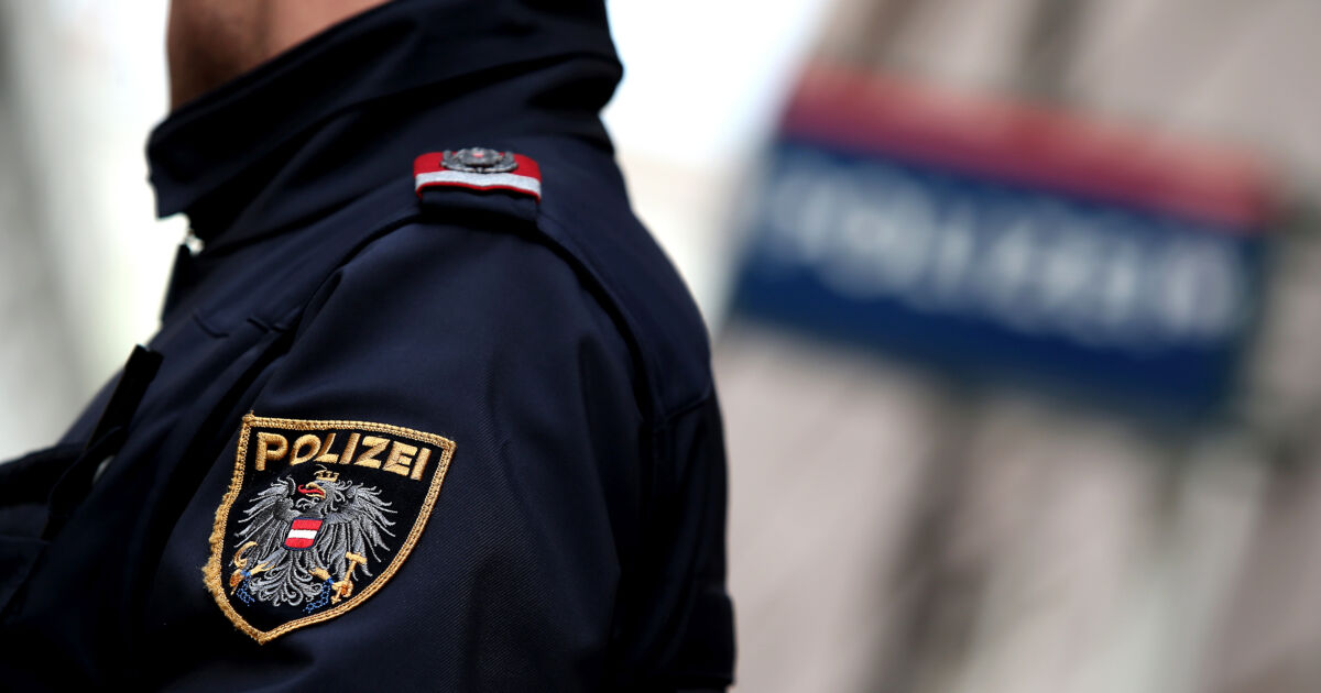 Frau (44) biss Polizisten in Bank in Grieskirchen in die Arme und ins Bein