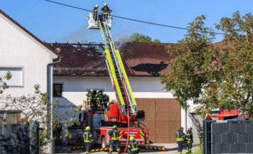 Neun Feuerwehren kämpfen in Scharten gegen Dachstuhlbrand und Mähroboter
