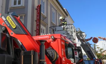 Leuchtreklame in der Welser Innenstadt drohte nach Unfall abzustürzen