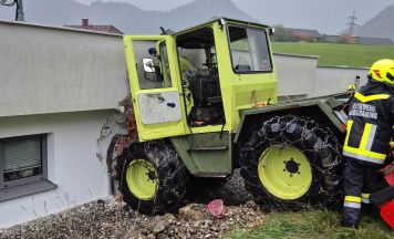 Führerloser Traktor rollte in Großraming talwärts und krachte gegen Haus