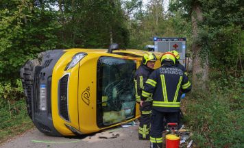 Postauto krachte in Gunskirchen nach Ausweichmanöver gegen Baum