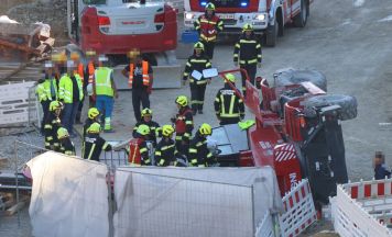 Schwere Bergung nach Unfall auf Kraftwerksbaustelle in Desselbrunn