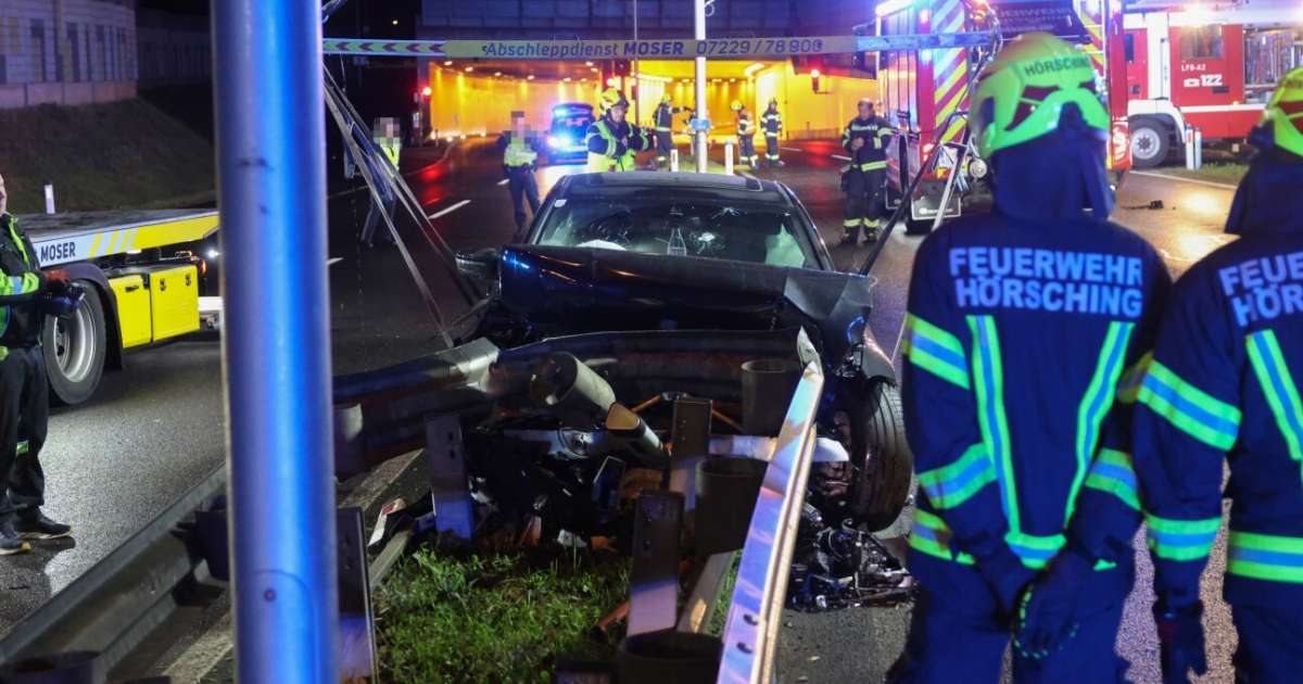 Car wedged in guardrail in Hörsching