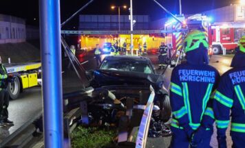 Auto in Hörsching in Leitschiene verkeilt