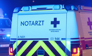 L17-Fahrer krachte in Steyr gegen Baum: zwei Schwerverletzte