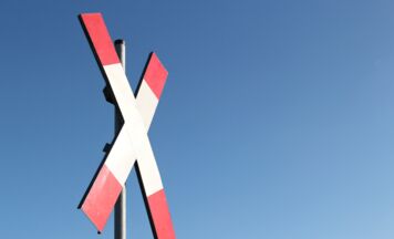 Triebwagen schiebt Auto nach Unfall in Prambachkirchen vor sich her