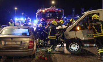 Schwere Kollision zwischen Pkw und Pritschenwagen in Eferding