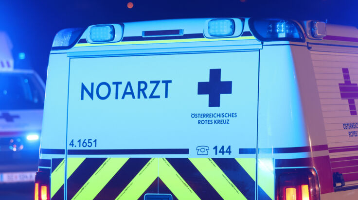 Tödlicher Unfall in Ebensee: Beifahrer stirbt nach Kollision mit Bäumen