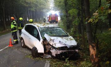 Schwerer Unfall in Krenglbach: Auto kracht frontal gegen Baum