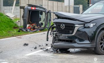 Kleintransporter kippt nach Zusammenstoß in Pettenbach um
