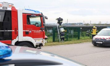 Einsatzkräfte mussten über eine Leiter zu Brand an Photovoltaikanlage in Wels klettern