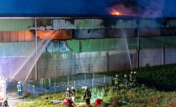 Großbrand bei Entsorger in Katsdorf fordert 16 Feuerwehren