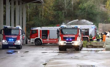 Vier Feuerwehren im Einsatz bei Brand auf Reststoffdeponie in Asten