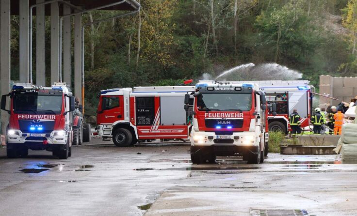 Feuerwehren löschen Brand auf einer Reststoffdeponie in Asten. (Fotocredit: laumat/Matthias Lauber)