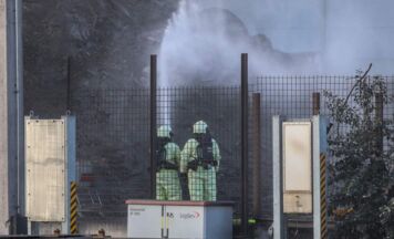 Feuer auf Schrottplatz in Enns: Zwei Feuerwehren im Einsatz