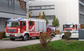 Feuerwehren mehrere Stunden bei Brand in Firma in Attnang-Puchheim im Einsatz