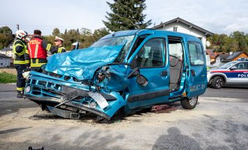 Schwerer Unfall auf B3 in Saxen: Frontalcrash führt zu Großeinsatz