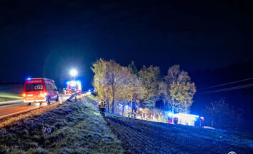 Schwerer Unfall auf der B124: Person aus Wrack befreit