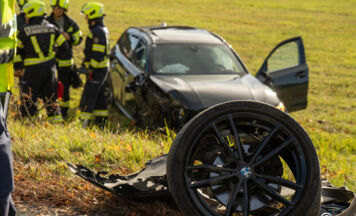 Pkw prallte gegen Baum: Einsatz für Feuerwehr auf der B127