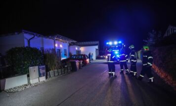 Feuerwehr rückt zu Brand in Stromverteilerkasten in Marchtrenk aus