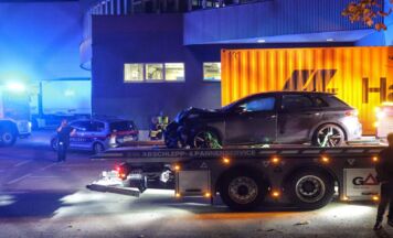 Auto durchbrach Zaun: Feuerwehr nach Unfall in Gunskirchen im Einsatz