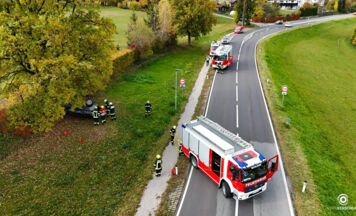 Auto mit Mutter und Kind überschlägt sich in Neumarkt