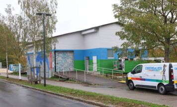 Defekte Arbeitsbühne: Feuerwehr zu Personenrettung bei Malerarbeiten in Wels-Innenstadt alarmiert