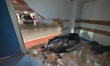 Auto durchbrach Wand in Tiefgarage in Linz-Urfahr
