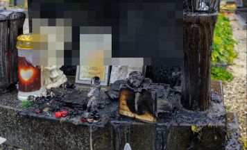 Kleinbrand auf Friedhof in Ebelsberg: Feuerwehr löscht brennenden Grabschmuck