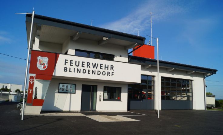 Das neue Zeughaus der FF Blindendorf wird gebührend gefeiert. (Foto: FF Blindendorf)