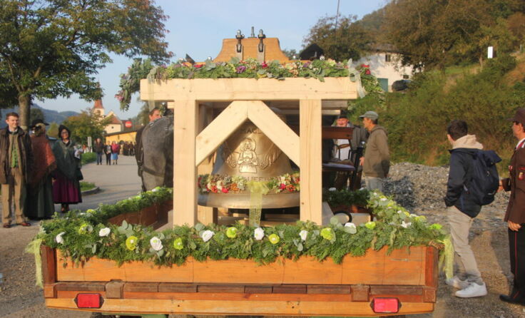 Ankunft der neuen Glocke: Ein historischer Moment für St. Nikola. (Foto: Leitner)