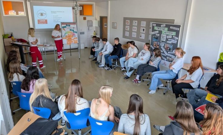 Gelbes Zeichen für die Psyche: Die HLW Perg machte mit beim "Yellow September". (Foto: HLW Perg)