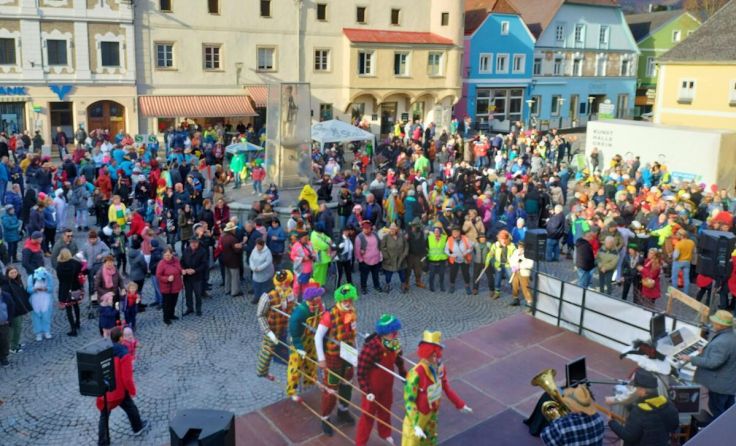 Buntes Treiben am Faschingsdienstag in Grein. (Foto: Greiner Wirtschaft)
