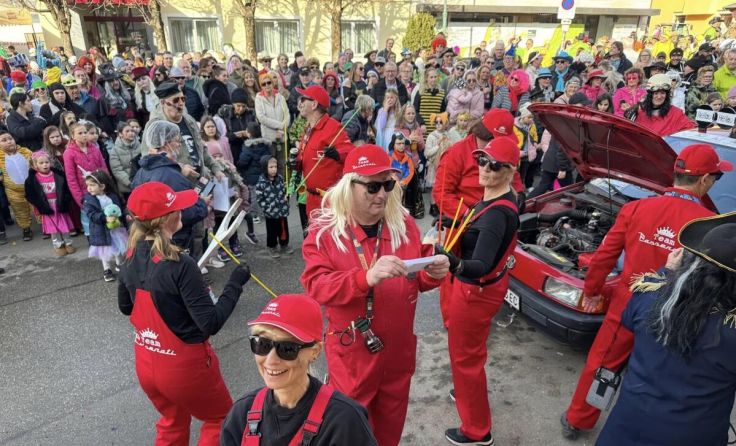 Bunt, laut und lustig: Die Funparade in Schwertberg. (Foto: Thomas Hinterreiter)
