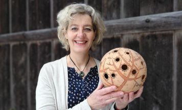 Sonnenuhren und Gartenkugeln aus Ton – Kreatives Arbeiten mit Nikola Jakadofsky