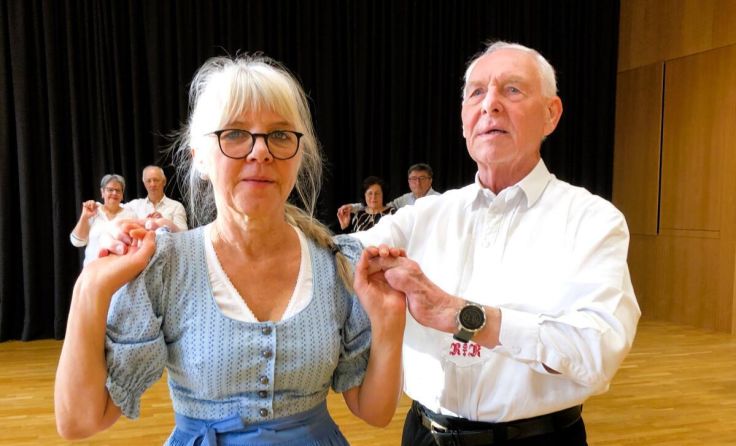 Tanzleiter Robert Koch mit seiner Tanzpartnerin Karin Pesendorfer. (Foto: Grufka)