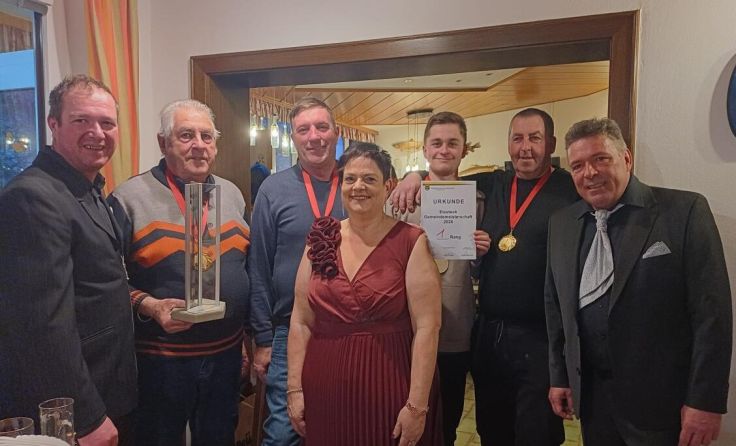 Die Mannschaft "Weisching" freute sich über ihre Sieger-Medaillen. (Foto: privat)