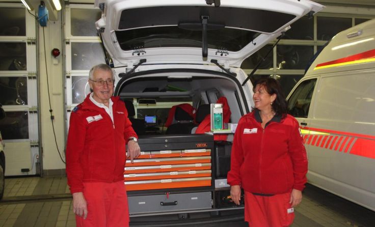 Ferdinand Lengauer mit Ärztin Irini Fragkou. (Foto: Rotes Kreuz)