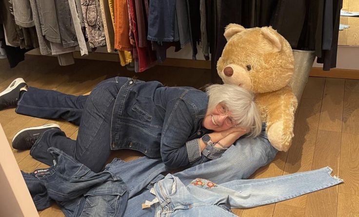 Roswitha Mühlparzer ist Mitarbeiterin im Carla-Shop in Mauthausen. (Foto: Caritas)