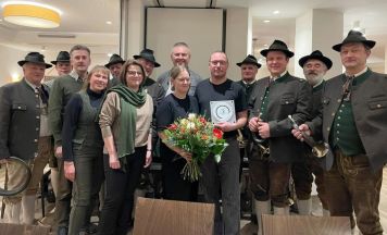 Wildbretplakette an das Gasthaus Peterseil in Mauthausen übergeben