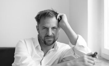 Philipp Hochmair und die österreichischen Salonisten verzaubern mit Der Hagestolz in Waldhausen