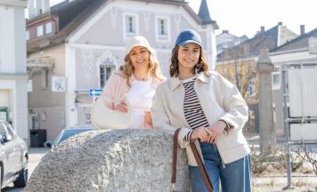 Beatrice Weinberger und Lena Lintner vor der Kamera für das Stadtmarketing Perg