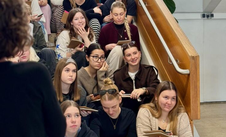 Die Schülerinnen wagen das Experiment: Wie fühlt sich der Alltag ohne Handy an? (Foto: HLW Perg)