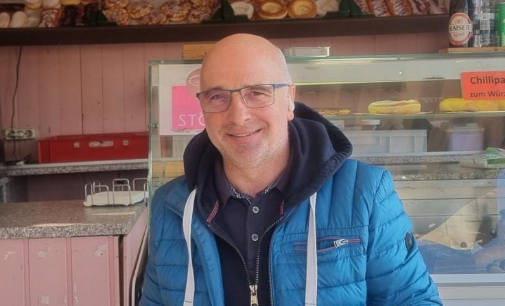 Josef Herrmann bringt seit 25 Jahren Mehlspeisen auf die Flohmärkte in der Region. (Foto: privat)