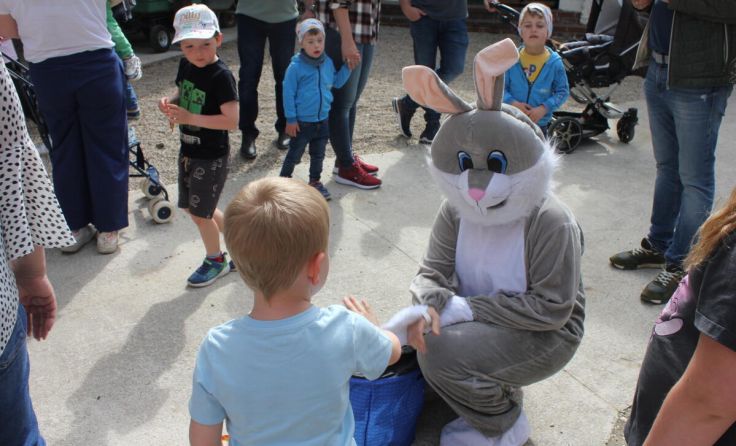 Osterhase Max sorgt für strahlende Kinderaugen. (Foto: Marktgemeinde Schwertberg)