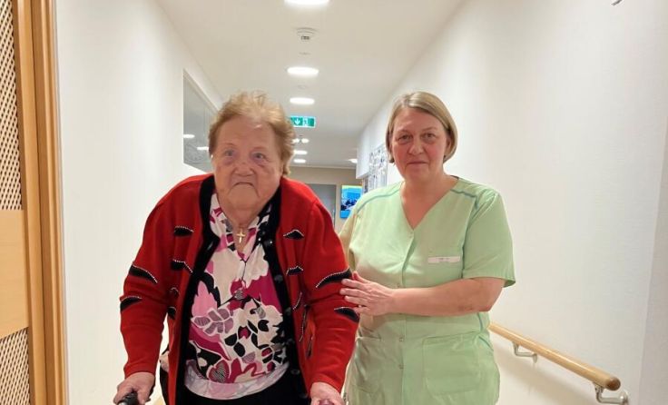 Monika Lettner (r.) ist den Weg zur Pflegeassistenz erfolgreich gegangen. (Foto: SHV Perg)