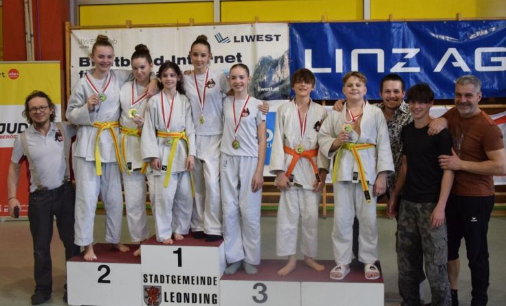 Die Luftenberger U14 und U16 Medaillengewinner vom KYU-Turnier in Leonding. (Foto: Askö Luftenberg)