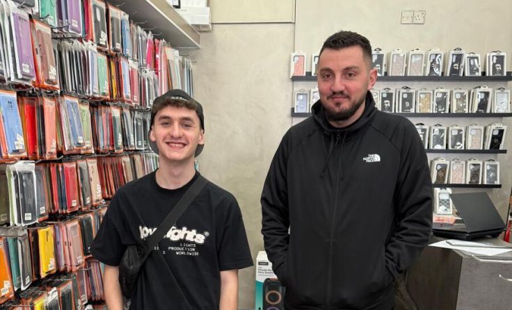Erik Fürst (l.) sammelte Erfahrungen in einem Handyshop in Limassol in Zypern. (Foto: A1)
